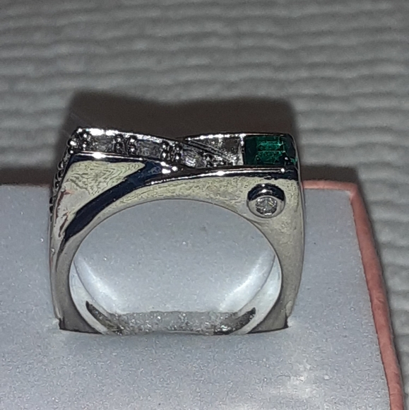 925 Silver Emerald modern ring size 8 - Picture 3 of 7